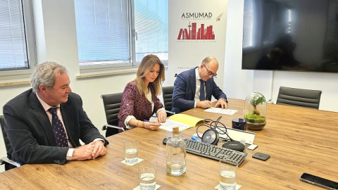 Pilar Bermejo, presidenta de ASMUMAD, y Javier Romero, director general de Etosa, firman la alianza