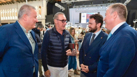 El periodista Carlos Herrera, en la feria, acompa&ntilde;ado por el alcade de La Uni&oacute;n, Joaqu&iacute;n Zapata, el presidente de FAEPU, Carlos Bernab&eacute; y el senador Francisco Bernab&eacute;