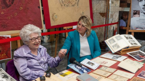 La poeta Mar&iacute;a Teresa Cervantes, y la alcadesa de Cartagena, Noelia Arroyo, en el evento