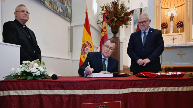 El alcalde de Murcia, Jos&eacute; Ballesta, entrega una bandera de la ciudad al Real Cabildo Superior de Cofrad&iacute;as.