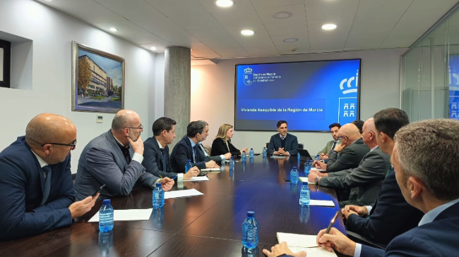 El consejero de Fomento e Infraestructuras, Jorge García Montoro, junto a la directora del Icref, Ana María López, se reúnen con responsables de entidades financieras para darles a conocer las novedades sobre el modelo de ' El consejero de Fomento e Infraestructuras, Jorge García Montoro, junto a la directora del Icref, Ana María López, se reúnen con responsables de entidades financieras para darles a conocer las novedades sobre el modelo de '