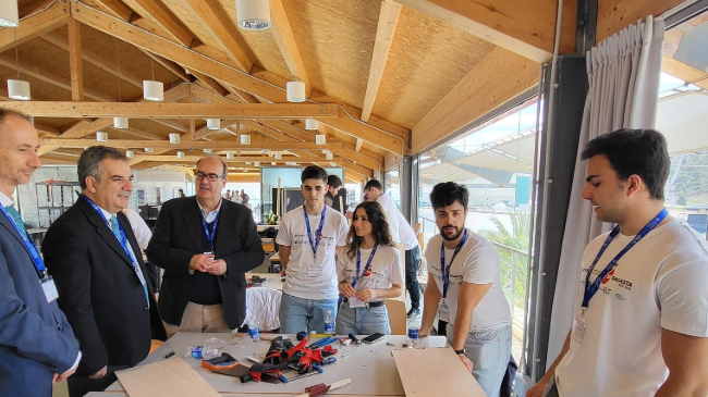 El consejero de Universidades durante su visita a la UPCT.