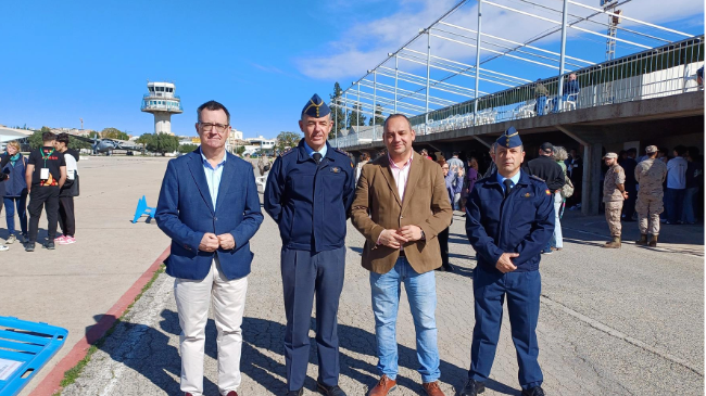 El director general de Universidades e Investigaci&oacute;n, Antonio Caballero, acompa&ntilde;ado por el coronel jefe de la Base A&eacute;rea de Alcantarilla, coronel Alberto Jos&eacute; Lens, asiste a la celebraci&oacute;n del IV Cansat Regi&oacute;n de 
