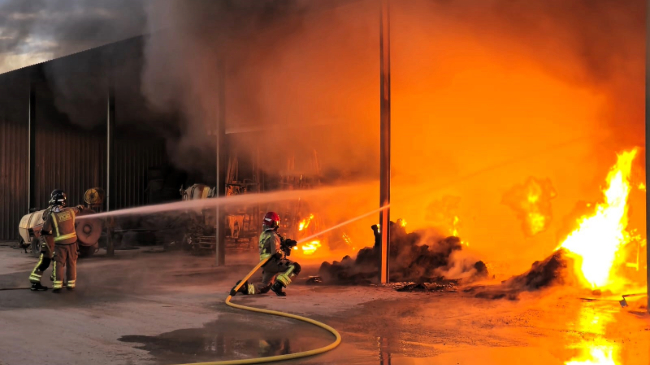 Imagen tomada durante la extinci&oacute;n del incendio -  CEIS
