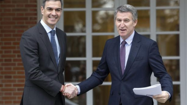 Pedro S&aacute;nchez y Alberto N&uacute;&ntilde;ez Feij&oacute;o durante el encuentro mantenido este jueves en La Moncloa (EFE).
