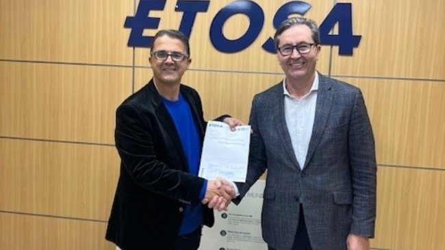 Juan Segura, presidente ejecutivo del Grupo ETOSA,  y  Juan Carri&oacute;n, presidente de presidente de la asociaci&oacute;n de enfermedades raras D'Genes , en la firma del acuerdo