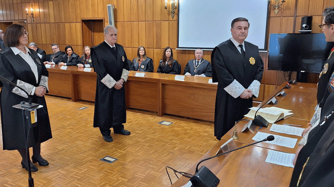 Momento de la toma de posesi&oacute;n, con los dos padrinos - TSJMU