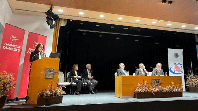 Cristina García Viguera durante su discurso de ingreso en la Academia de Ciencias de la Región de Murcia en la sesión de toma de posesión Cristina García Viguera durante su discurso de ingreso en la Academia de Ciencias de la Región de Murcia en la sesión de toma de posesión