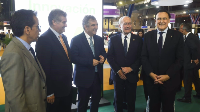 El consejero de Medio Ambiente, Universidades, Investigaci&oacute;n y Mar Menor, Juan Mar&iacute;a V&aacute;zquez, junto al alcalde de M&aacute;laga, Francisco de la Torre, y el consejero de Universidad, Investigaci&oacute;n e Innovaci&oacute;n de la Junt