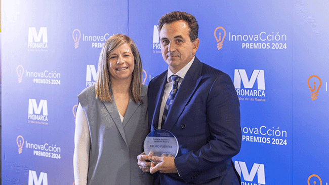 El director general de El Pozo Alimentaci&oacute;n, Rafael Fuertes, recibe el galard&oacute;n de la mano de la directora de Servicio al Cliente de Kantar Worldpanel en Madrid, Ana Machota - GRUPO FUERTES