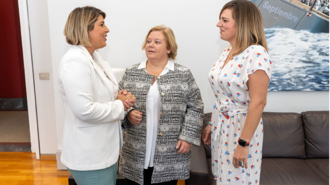 La alcaldesa de Cartagena, Noelia Arroyo, la presidenta de COEC, Ana Correa, y la secretaria de la patronal cartagenera, Ángela de la Cruz. La alcaldesa de Cartagena, Noelia Arroyo, la presidenta de COEC, Ana Correa, y la secretaria de la patronal cartagenera, Ángela de la Cruz.