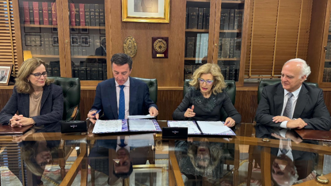 El presidente de Navantia, Ricardo Domínguez, y la decana del COIN, Pilar Tejo. El presidente de Navantia, Ricardo Domínguez, y la decana del COIN, Pilar Tejo.