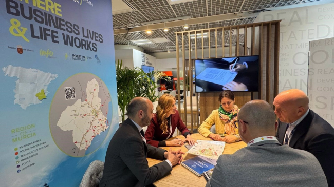 La consejera de Empresa, Marisa L&oacute;pez Arag&oacute;n, durante un encuentro en la Feria Mipim con empresas interesadas en la Regi&oacute;n.