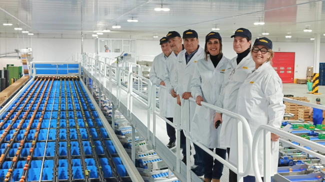 La consejera de Agricultura, Sara Rubira, junto a los directivos de la SAT Perichán en la nueva calibradora - CARM La consejera de Agricultura, Sara Rubira, junto a los directivos de la SAT Perichán en la nueva calibradora - CARM