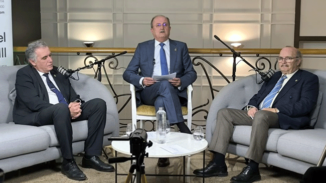 De izq. a dcha.: Gonzalo Wandosell, pregonero de la Semana Santa 2025; Tomás Martínez Pagán y Javier Pavía, presidente de la Junta de Cofradías. De izq. a dcha.: Gonzalo Wandosell, pregonero de la Semana Santa 2025; Tomás Martínez Pagán y Javier Pavía, presidente de la Junta de Cofradías.