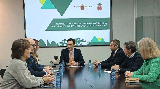 El consejero de Fomento e Infraestructuras, Jorge García Montoro, y la vicealcaldesa de Murcia, Rebeca Pérez, con sus respectivos equipos acuerdan la coordinación de las nuevas líneas de transporte urbano e interurbano El consejero de Fomento e Infraestructuras, Jorge García Montoro, y la vicealcaldesa de Murcia, Rebeca Pérez, con sus respectivos equipos acuerdan la coordinación de las nuevas líneas de transporte urbano e interurbano