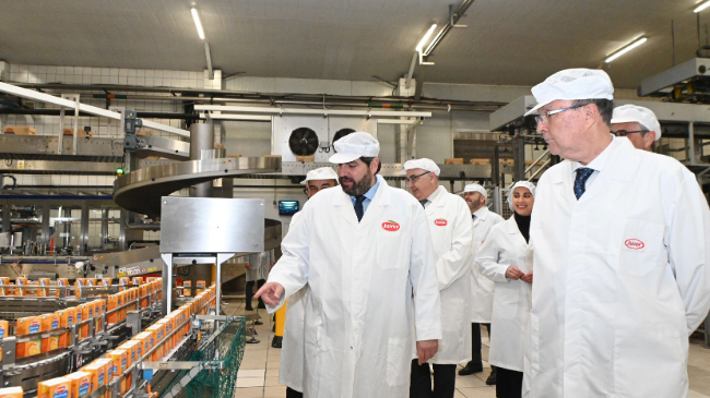 L&oacute;pez Miras durante su visita a las instalaciones de Juver.