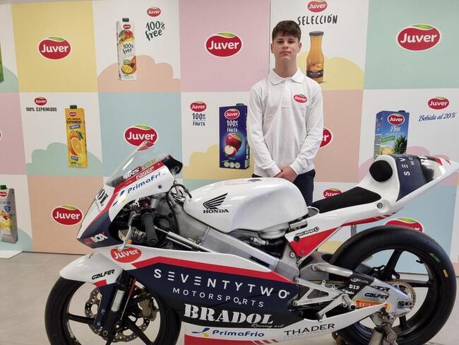 Carlos Cano junto su moto en la presentación del patrocinio de Juver - Juver Alimentación Carlos Cano junto su moto en la presentación del patrocinio de Juver - Juver Alimentación