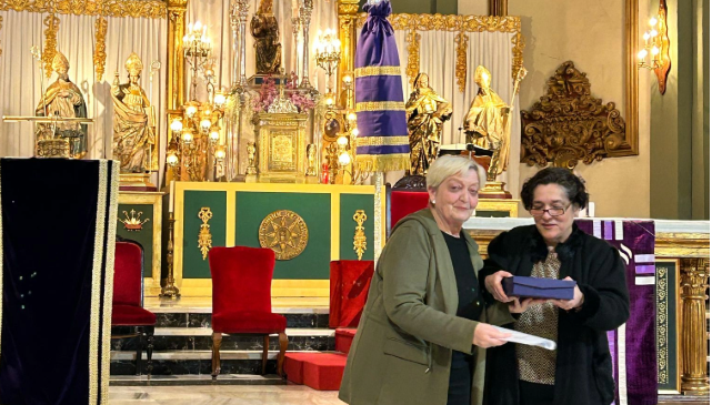 La locutora de MurciaEconom&iacute;a Radio, Chelo C&aacute;novas, durante la Llamada Literaria de la Semana Santa de Cartagena 2025.