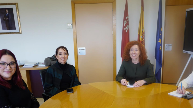 Reuni&oacute;n de la directora general del SEF, Pilar Valero, con la alcaldesa de Bullas, Mar&iacute;a Dolores Mu&ntilde;oz.