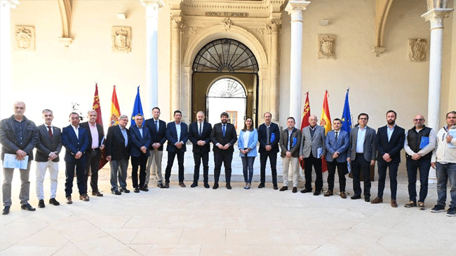 El presidente de la Comunidad, Fernando López Miras, recibió hoy en el Palacio de San Esteban a la junta rectora del Sindicato Central de Regantes del Acueducto Tajo-Segura (Scrats) El presidente de la Comunidad, Fernando López Miras, recibió hoy en el Palacio de San Esteban a la junta rectora del Sindicato Central de Regantes del Acueducto Tajo-Segura (Scrats)