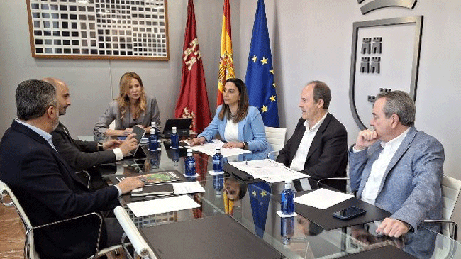 Reunión de las consejeras de Empresa, Marisa López Aragón, y de Agricultura, Sara Rubira, con los representantes de Proexport y Apoexpa. Reunión de las consejeras de Empresa, Marisa López Aragón, y de Agricultura, Sara Rubira, con los representantes de Proexport y Apoexpa.