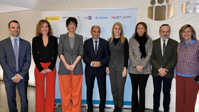 La ministra Elma Saiz durante su visita a Murcia.