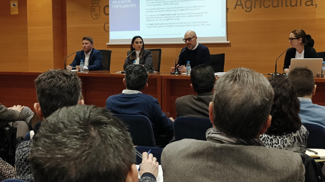 La consejera Sara Rubira en la reuni&oacute;n con representantes del sector agrario tras la publicaci&oacute;n de la Declaraci&oacute;n Ambiental Estrat&eacute;gica.