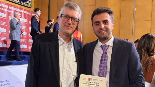 Pablo Agüera recogiendo su premio junto con su tutor, Francisco Javier Cánovas Pablo Agüera recogiendo su premio junto con su tutor, Francisco Javier Cánovas
