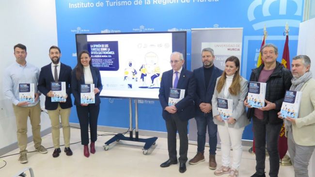 La consejera Carmen Conesa, con el director de la cátedra de Innovación Turística y representantes de asociaciones vinculadas al sector turístico. La consejera Carmen Conesa, con el director de la cátedra de Innovación Turística y representantes de asociaciones vinculadas al sector turístico.