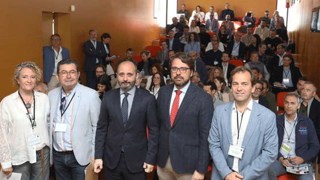 El director del Info, Joaqu&iacute;n G&oacute;mez, junto a los asistentes a la jornada
