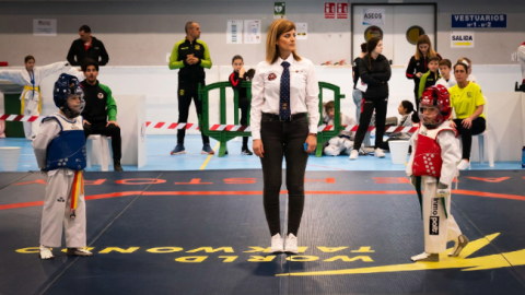 Dos competidores infantiles de 7-8 años esperan la resolución arbitral tras una petición de Video Replay de uno de los coach (A. Radovan).