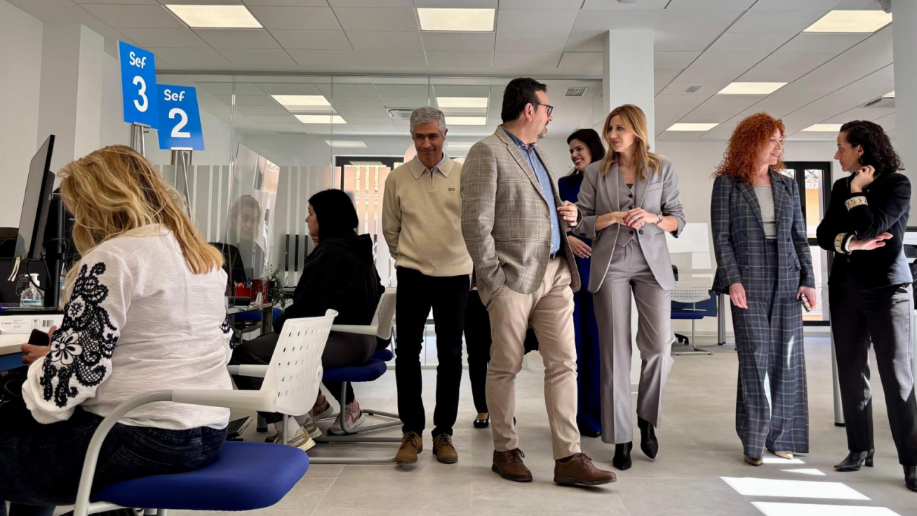 La consejera de Empresa, Empleo y Econom&iacute;a Social, Marisa L&oacute;pez Arag&oacute;n, durante su visita a la Oficina del SEF de Cieza.