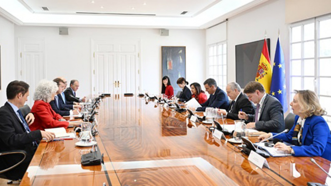 El presidente del Gobierno se reúne con el consejero delegado de Airbus, Guillaume Faury, en la séptima reunión del Mecanismo de Diálogo. El presidente del Gobierno se reúne con el consejero delegado de Airbus, Guillaume Faury, en la séptima reunión del Mecanismo de Diálogo.