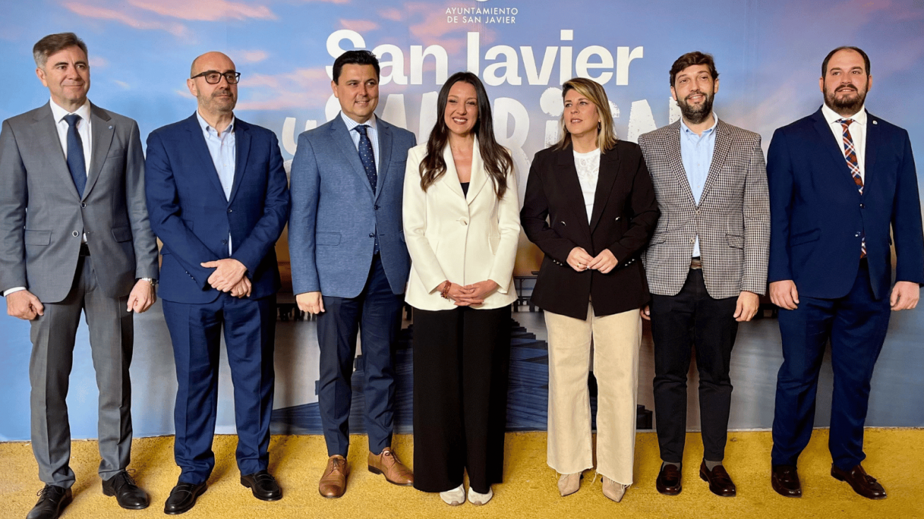 La consejera Carmen Conesa, con los alcaldes de San Javier, Cartagena, San Pedro del Pinatar y Los Alc&aacute;zares, el presidente de Hostetur y el director del ITREM - CARM