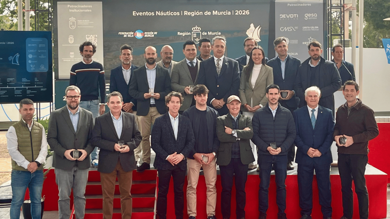 La consejera de Turismo, Cultura, Juventud y Deportes, Carmen Conesa, junto a autoridades, federativos, clubes organizadores y deportistas asistentes a la presentaci&oacute;n de las pruebas de vela - CARM