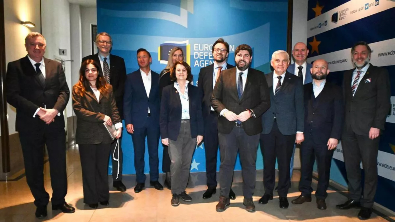 El jefe del Ejecutivo de la Región de Murcia, Fernando López Miras, visitó hoy en Bruselas la Agencia Europea de Defensa, en calidad de presidente del Grupo de Trabajo sobre Defensa del Comité Europeo de las Regiones. El jefe del Ejecutivo de la Región de Murcia, Fernando López Miras, visitó hoy en Bruselas la Agencia Europea de Defensa, en calidad de presidente del Grupo de Trabajo sobre Defensa del Comité Europeo de las Regiones.