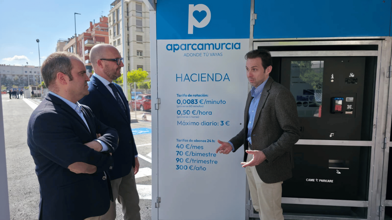 El Concejal de Movilidad, Gestión Económica y Contratación, José Francisco Muñoz, ha inaugurado esta mañana el nuevo disuasorio de Hacienda, situado frente a la sede de la AEAT El Concejal de Movilidad, Gestión Económica y Contratación, José Francisco Muñoz, ha inaugurado esta mañana el nuevo disuasorio de Hacienda, situado frente a la sede de la AEAT