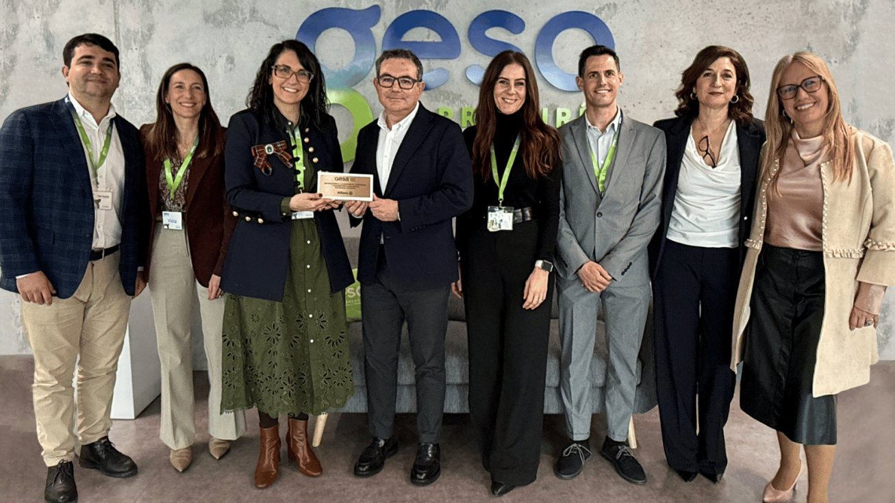 Carmen Gonz&aacute;lez, Chief Sales Officer de Allianz Seguros, durante la visita a las instalaciones de Gesa Mediaci&oacute;n, junto al equipo directivo de la Direcci&oacute;n Comercial Levante