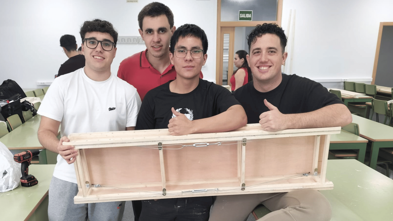 El equipo de la UPCT ganador del III Concurso Nacional de Puentes Agustín de Betancourt, formado por Álvaro Díaz Gómez, Alexis Dayan Peñarreta Lliguin, Javier Motos Bayona y Rafael Alejandro Ramos Vocanson - UPCT El equipo de la UPCT ganador del III Concurso Nacional de Puentes Agustín de Betancourt, formado por Álvaro Díaz Gómez, Alexis Dayan Peñarreta Lliguin, Javier Motos Bayona y Rafael Alejandro Ramos Vocanson - UPCT