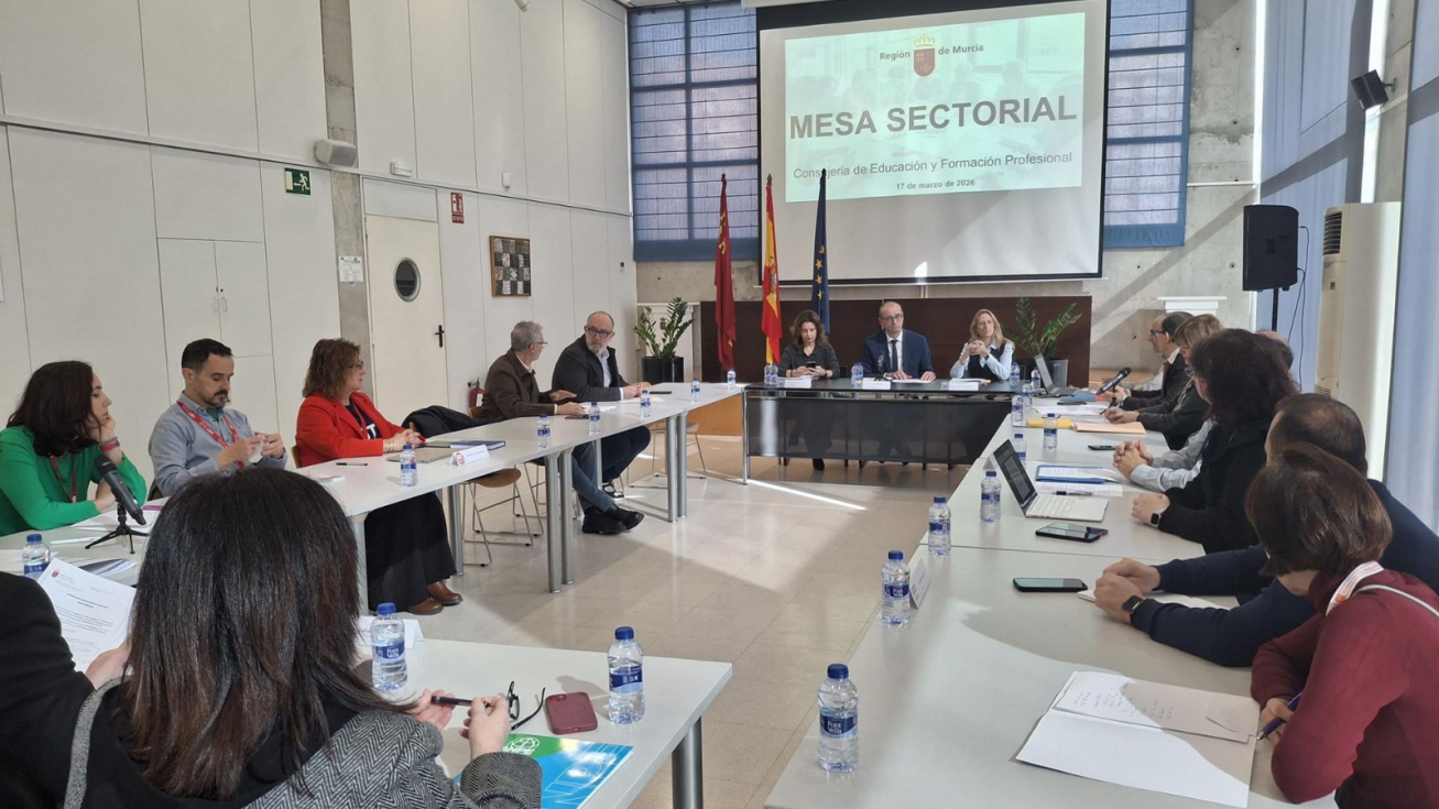 El consejero de Educaci&oacute;n y Formaci&oacute;n Profesional, V&iacute;ctor Mar&iacute;n, preside la Mesa Sectorial de Educaci&oacute;n en la que se adopt&oacute; el nuevo Acuerdo de Interinos.