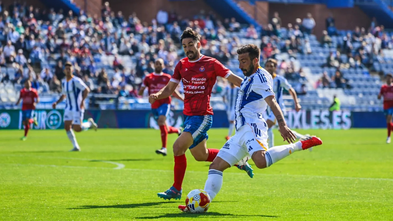 Aitor Garc&iacute;a pone el centro del primer gol (Alberto Dom&iacute;nguez).