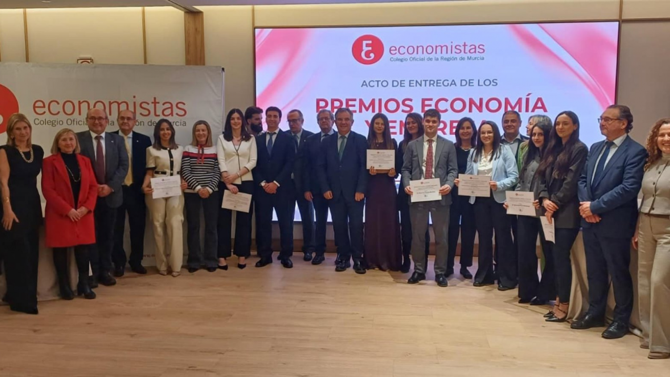 El consejero, junto al decano de la UMU, Pedro Jes&uacute;s Cuesta; de la UCPT, &Aacute;ngel Rafael Mart&iacute;nez; y de la UCAM, Gonzalo Wandosell; as&iacute; como con el decano del Colegio Oficial de Economistas, Ram&oacute;n Madrid, y todos los galard