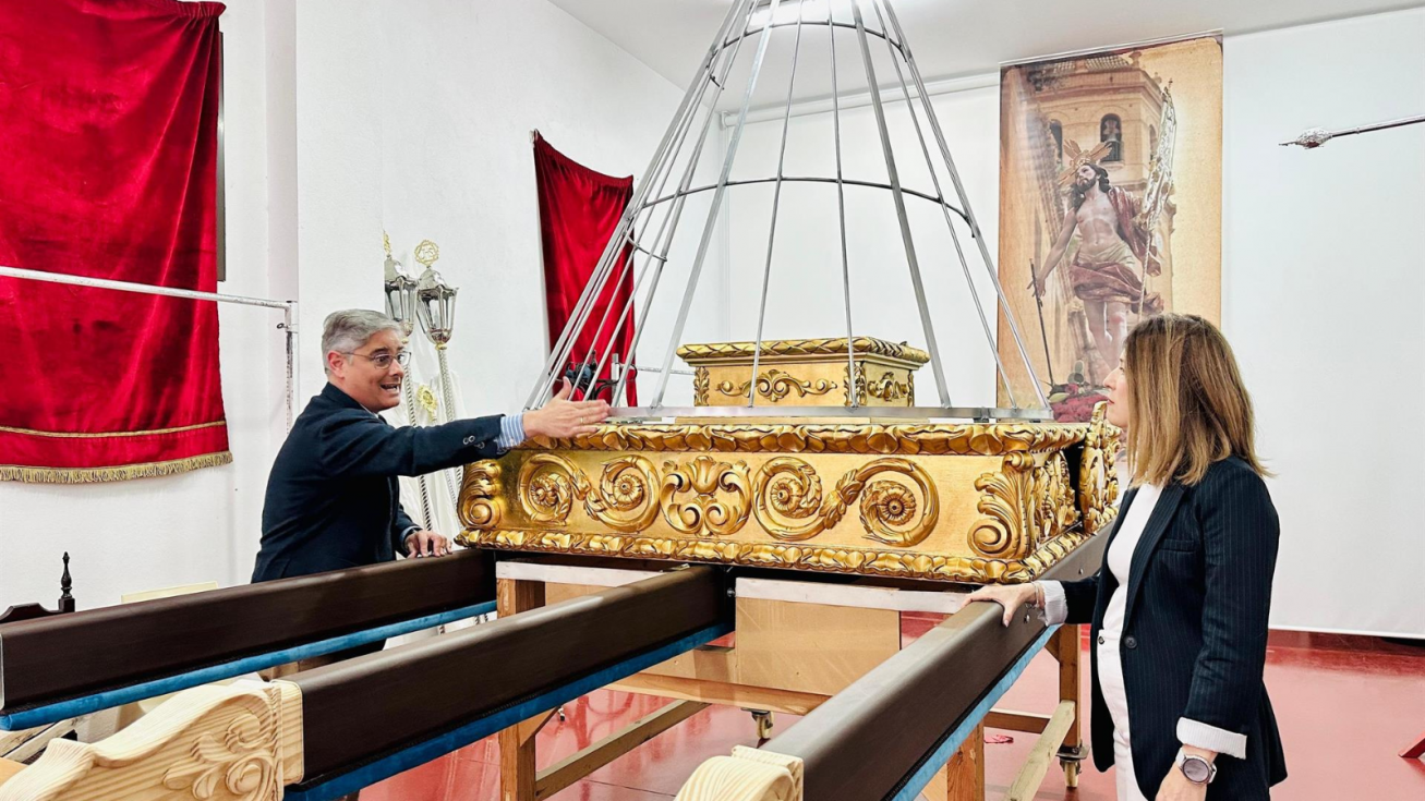 Tronos restaurados y nuevas t&uacute;nicas, para la puesta en escena de la Archicofrad&iacute;a de Jes&uacute;s Resucitado en Lorca.
