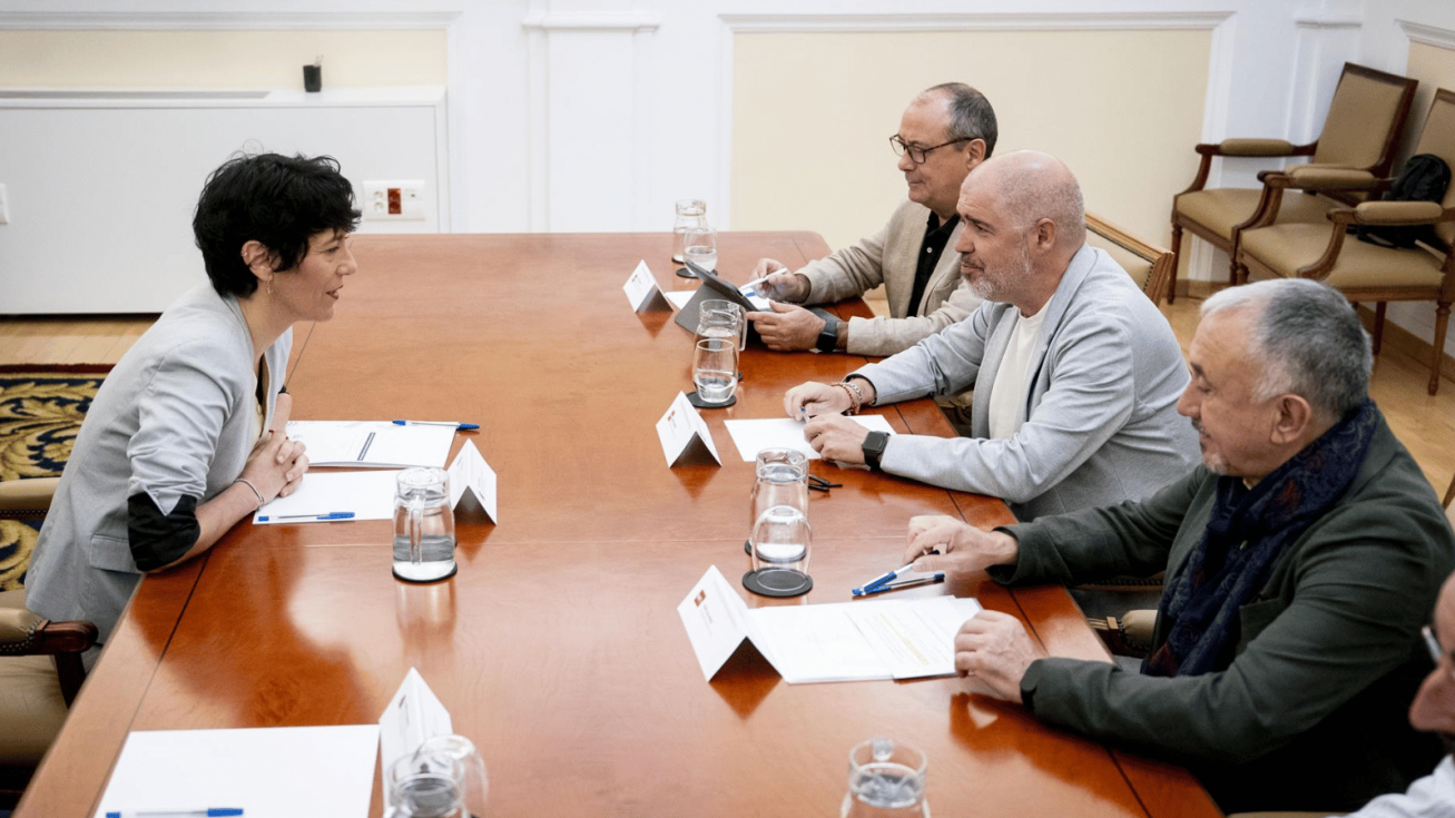 La ministra de Inclusi&oacute;n, Seguridad Social y Migraciones, Elma Saiz, se re&uacute;ne con el secretario general de CCCOO, Unai Sordo, y el secretario general de UGT, Pepe &Aacute;lvarez - A. P&eacute;rez Meca - Europa Press