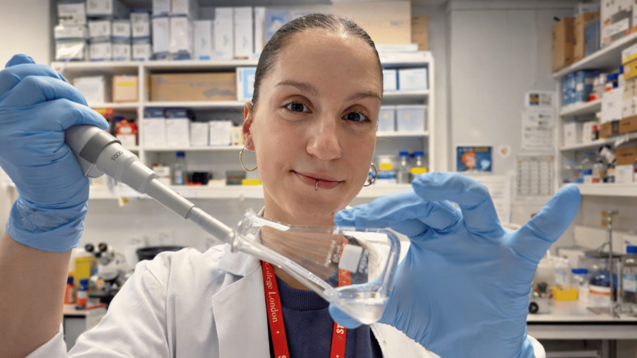 Elisa G&oacute;mez Gil, investigadora murciana, desarrolla su etapa postdoctoral en Londres entre el King&rsquo;s College London y el Instituto Francis Crick
