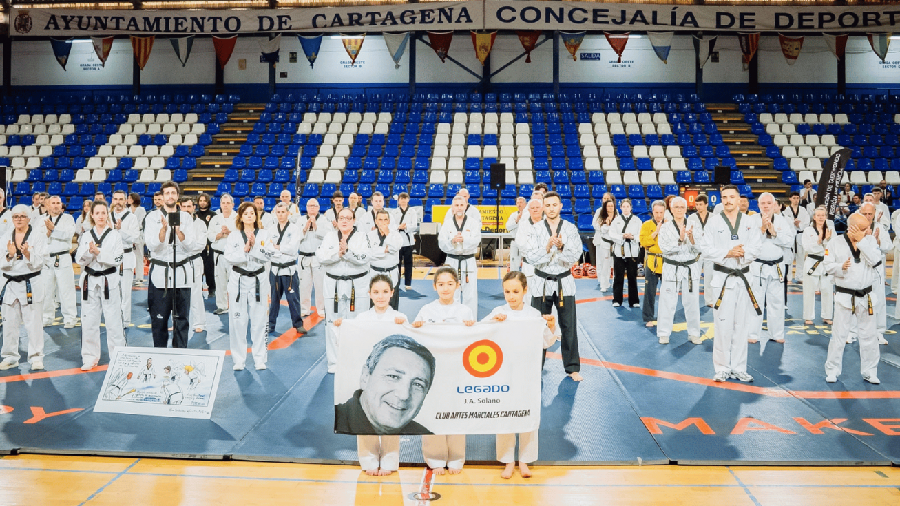 Participantes y cinturones negros durante el homenaje a Jos&eacute; Antonio Solano - Antonio Radovan