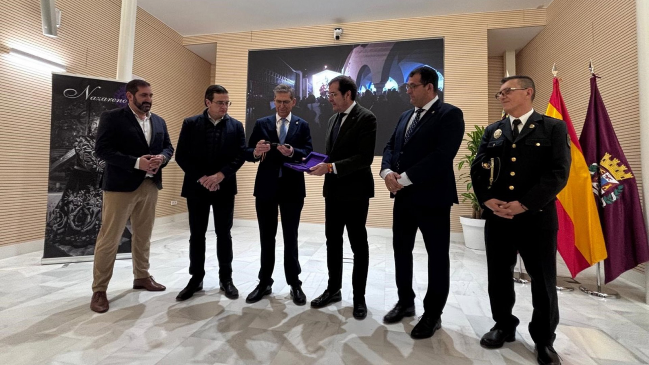 La APC entrega la llave de la Puerta Monumental de la Pescadería a la Agrupación Marraja Nuestro Padre Jesús Nazareno. La APC entrega la llave de la Puerta Monumental de la Pescadería a la Agrupación Marraja Nuestro Padre Jesús Nazareno.