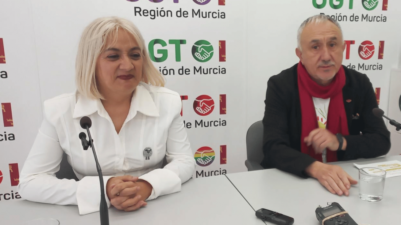 El secretario general de UGT, Pepe &Aacute;lvarez, junto a la m&aacute;xima dirigente del sindicato en la Regi&oacute;n, Paqui S&aacute;nchez - EUROPA PRESS