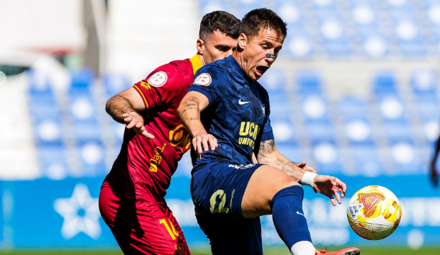 Aquino protege el balón frente a Hugo Aranda / UCAM CF via ‘X’ Aquino protege el balón frente a Hugo Aranda / UCAM CF via ‘X’